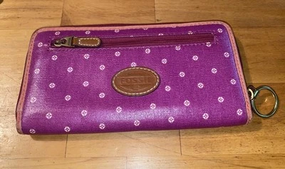 Fósil de colección ~ Borde de cuero de lona recubierta de magenta ~ Tarjeta de crédito con cremallera alrededor ~ Cartera Foto 1 de 4