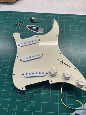 Golpeador Fender Squier Strat SSS cargado con tornillos y conector de entrada/hardware Foto 1 de 4