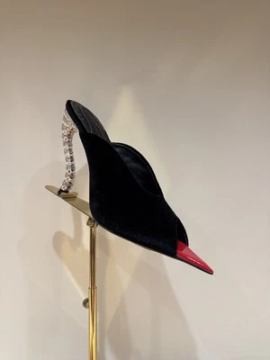 Hermosas zapatillas de tacón alto puntiagudas de metal de forma especial de Elsa Schiaparelli Foto 1 de 4