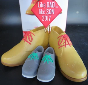 Adorno de Navidad 2017 Hallmark Keepsake Like Dad, Like Son - 2 pares de zapatos - Imagen 1 de 7