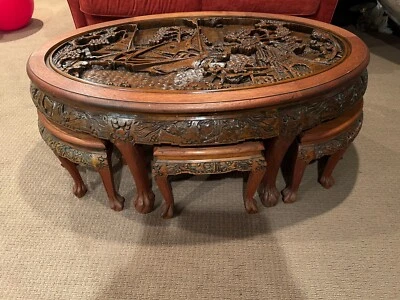 Mesa de centro china tallada ovalada de mediados del siglo XX.  Excelente estado. Foto 1 de 4