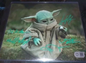 Star Wars - The Mandalorian Grogu Swau Special Impact Team Autograph - Bild 1 von 2