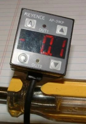 Keyence AP-31KP Pressure transmitter  0 to -14.5 PSIG  Vacuum - Image 1 of 2