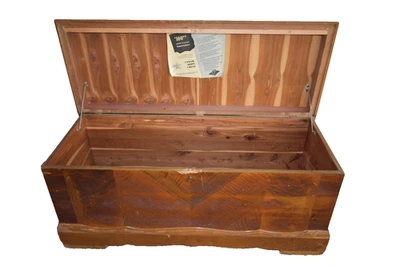 Vintage Caswell-Runyan Cedar Hope Chest – Art Deco Blanket Trunk-Lock removed - Image 1 of 4