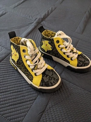 Zapato con cordones Ground Up Little Boys Pikachu de caña alta talla 11 Foto 1 de 4
