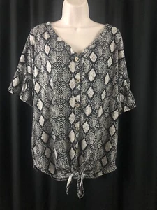 Good Day Size L EUC Women’s Button Up Tie At bottom Geometric Black White Top - Picture 1 of 8
