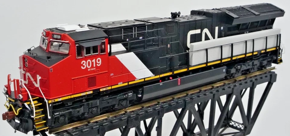 Scaletrains SXT30500 HO Canadian National CN 3019 GE ET44AC DCC Lok Sound Loco - Image 1 of 4
