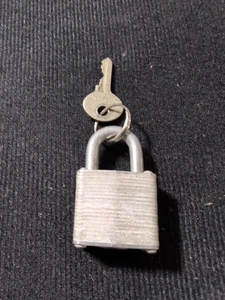 Master Lock Vorhängeschloss mit Schlüssel #7 - Bild 1 von 2