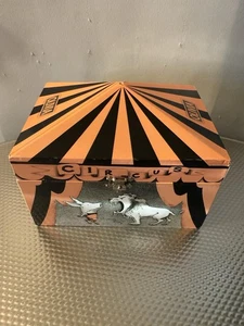 Caja de música bailarina giratoria de circo Schylling Olivia Pig 2003 de colección - falta bandera - Imagen 1 de 14