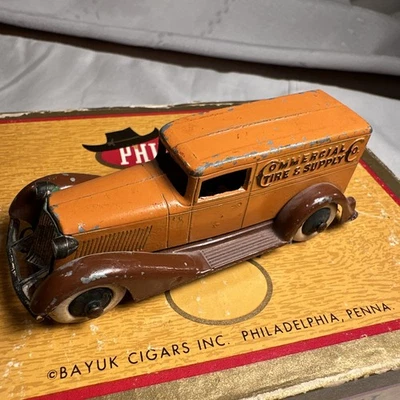 Camión comercial TootsieToy años 30 Graham neumáticos y suministros. Foto 1 de 4