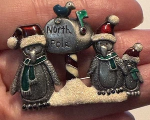 Kenneth Cole Peltre Polo Norte Navidad Pingüino Broche Prendedor Rojo Verde - Imagen 1 de 4