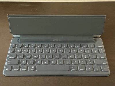 Apple iPad Pro 9.7" Smart Keyboard Folio - Gris Oscuro - A1772 Foto 1 de 3