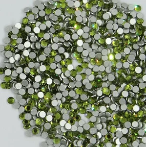 2000 SS9 LO: 100 Swarovski Strasssteine flacher Boden SS9 (2,6mm) LIGHT OLIVINE - Bild 1 von 4