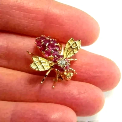 Broche prendedor de diseño de abeja rubí rojo simulado corte redondo de 2,20 quilates chapado en oro amarillo de 14 k Foto 1 de 4