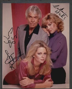 James Coburn, Lisa Hartman & Catherine Hicks - foto autografa firmata a colori 8x10 - Foto 1 di 2