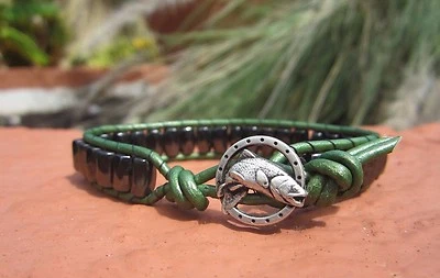 Pulsera de surf de trucha de peces de cuero verde magnético hecha a mano para hombre imanes negros Foto 1 de 4