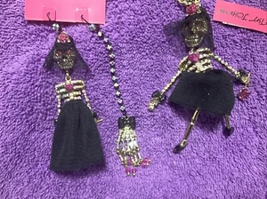 Pendientes Betsey Johnson Creepshow Esqueleto Novia Luto Calavera Mano Desajuste - Imagen 1 de 7
