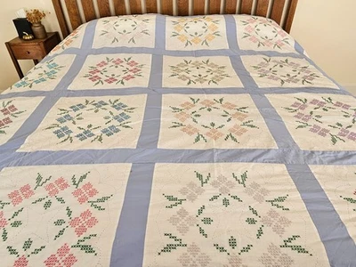 Edredón bordado hecho a mano con bloques florales borde azul 110" x 88" vintage Foto 1 de 4