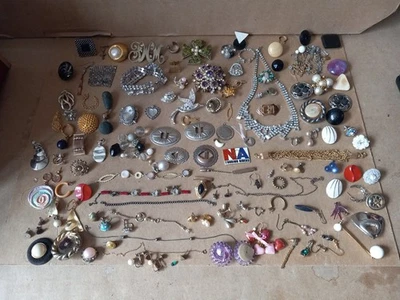 Vintage Lot Of Costume Jewelry For Repair, Crafts - Earings  Brooches, Pins Etc. - Image 1 of 4
