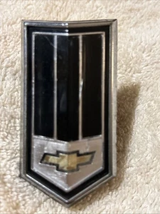 78-79 Chevy Camaro Front Grille Grill Emblem GM 14005908 Original Black & Silver - Picture 1 of 13