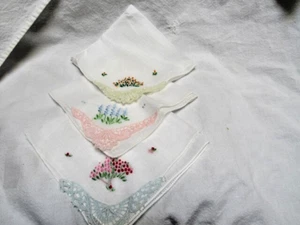 Conjunto Vintage 3 Varios Colores Bordados Flores Encaje Pañuelos Algodón Blanco - Imagen 1 de 4