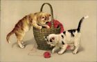 Künstler Ak Zwei junge Katzen spielen mit einem Wollknäuel - 3873226
