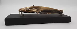 Escultura de bagre de bronce hecha a mano en una mesa de madera para los amantes de la pesca submarina - Imagen 1 de 3