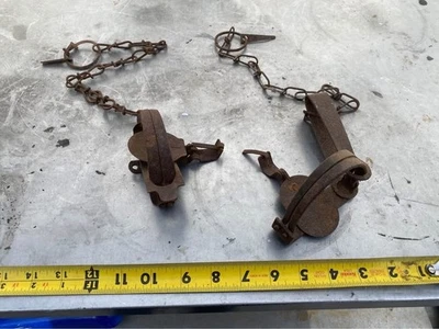 Vintage 1 pair  No. 1 single longspring leg hold trap. Antique Primitive decor, - Image 1 of 4