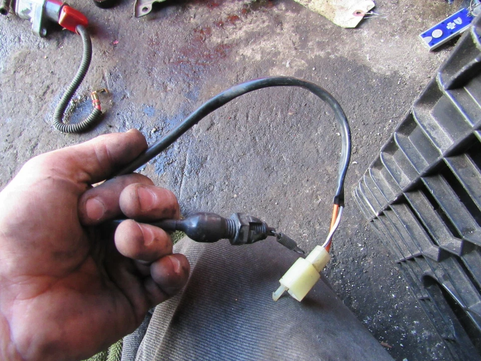 Interruptor de freno trasero Suzuki VZ800 2004 Marauder Foto 1 de 1