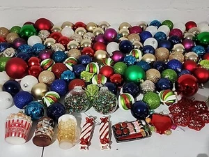 Grande assortimento di ornamenti natalizi - Foto 1 di 17