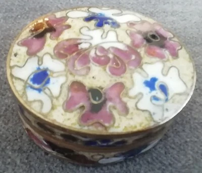ANCIEN PILULIER EMAIL EMAUX Cloisonnés BOITE A PILULES fond noir décor floral  - Photo 1/4