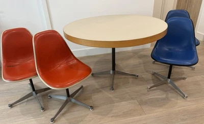 "Juego de comedor base de contratista Herman Miller Eames de aluminio de 48"" de diámetro" Foto 1 de 4