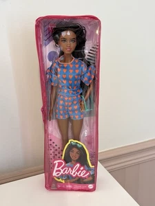 Muñeca Barbie #172 Afroamericana Pelo Trenzado Azul Corazón Conjunto Coleccionable NUEVO - Imagen 1 de 12