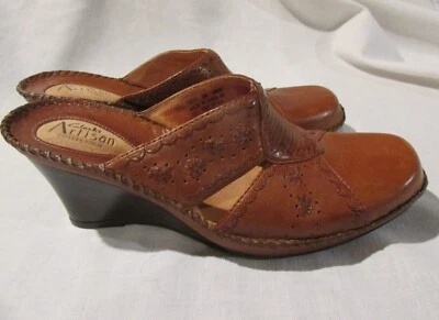 Zuecos de cuña para mujer 8 Clarks colección artesanal cuero tostado detalle costuras Foto 1 de 4