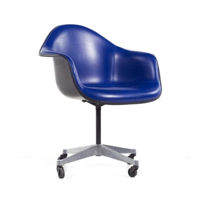 Silla de oficina giratoria Eames for Herman Miller MCM azul oscuro acolchada de fibra de vidrio Foto 1 de 4