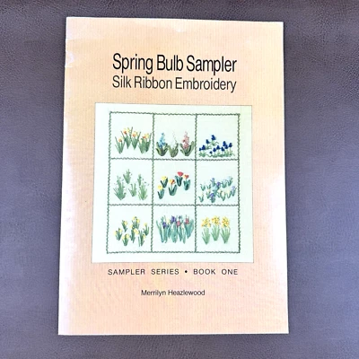 Muestreador de bombilla de resorte cinta de seda bordado muestrador serie libro uno Merrilyn Heaz Foto 1 de 4
