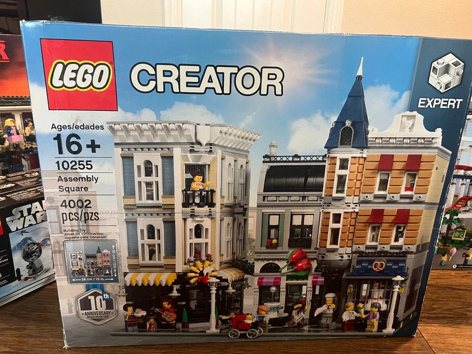 LEGO CREATOR: Assembly Square (10255) collectors  - Image 1 of 1