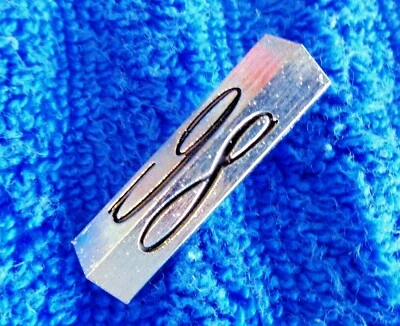 Nuevo de Lote Antiguo Original GM Pequeño METAL Noventa y Ocho Regencia Cromo Emblema Ornamento  Foto 1 de 4