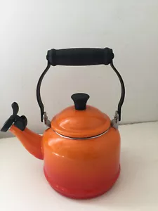 Le Creuset Emaille auf Stahl Demi Tee Wasserkocher, 1,25 qt., Flamme, Brandneu - Bild 1 von 5
