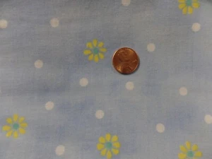A E Nathan Stoff, himmelblau, weiße Punkte, gelbe Gänseblümchen Blumen, VERKAUF PER YARD - Bild 1 von 2