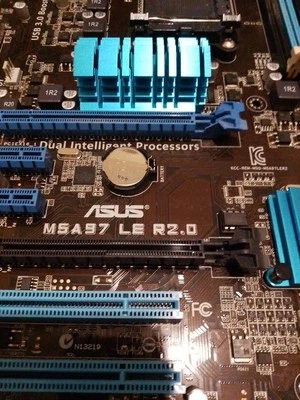 Asus PC Scheda Madre Shield & CPU Cooler M5A97 LE R2.0 - Immagine 1 di 4