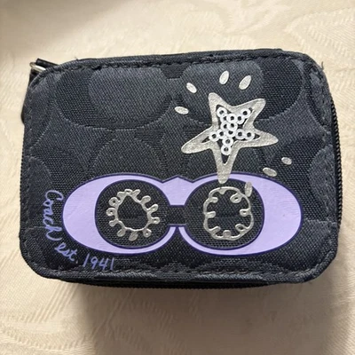 Estuche triple para píldoras COACH negro logotipo de firma con cremallera púrpura plata detalles de estrellas Foto 1 de 4