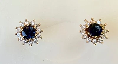 Aretes con halo de diamantes y zafiros azules, montura de oro amarillo Foto 1 de 3