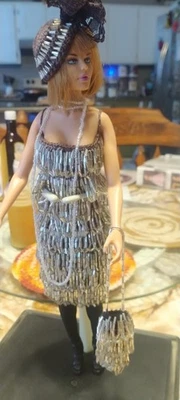 Paradise Publications Muñeca de Moda y Vestido Hecho a Mano Crochet Cuentas Aleta Foto 1 de 4