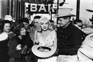 Marilyn Monroe süßes FOTO, wunderschönes sexy Mädchen The Misfits Clark Gable Cowboy - Bild 1 von 2