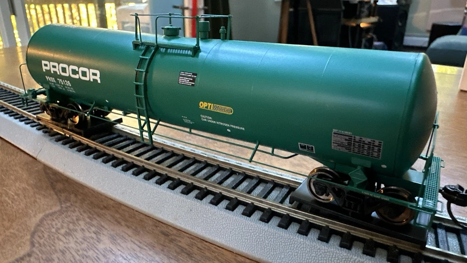 Walthers PROTO 920-100225 54’ UTLX 23000g Funnel Flow Tank Car Procor 75126 NY - Image 1 of 4