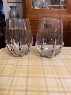 Juego de 2. Copas de vino sin tallo con base de metal calavera manos - Excelente Foto 1 de 4