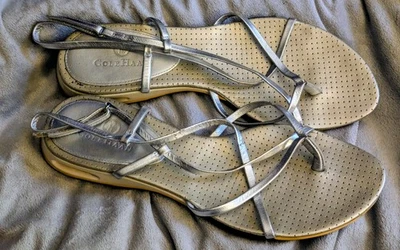 Sandalia de cuero con tiras plateadas Cole Haan para mujer talla 7,5 B Foto 1 de 4