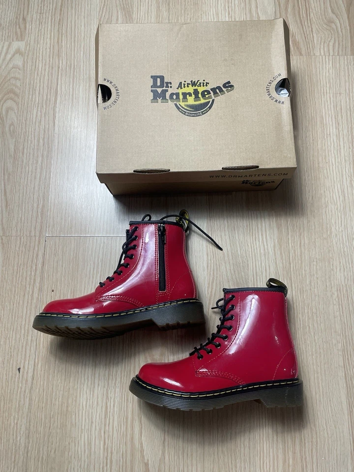 NUEVO EN CAJA BOTAS CON CORDONES DR. MARTENS CHAROL NIÑOS EE. UU. Talla 1 Rojo Foto 1 de 4