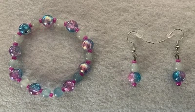 Conjunto de pulseira elástica e brinco feminino rosa e azul algodão doce com miçangas 6,25” - Imagem 1 de 4